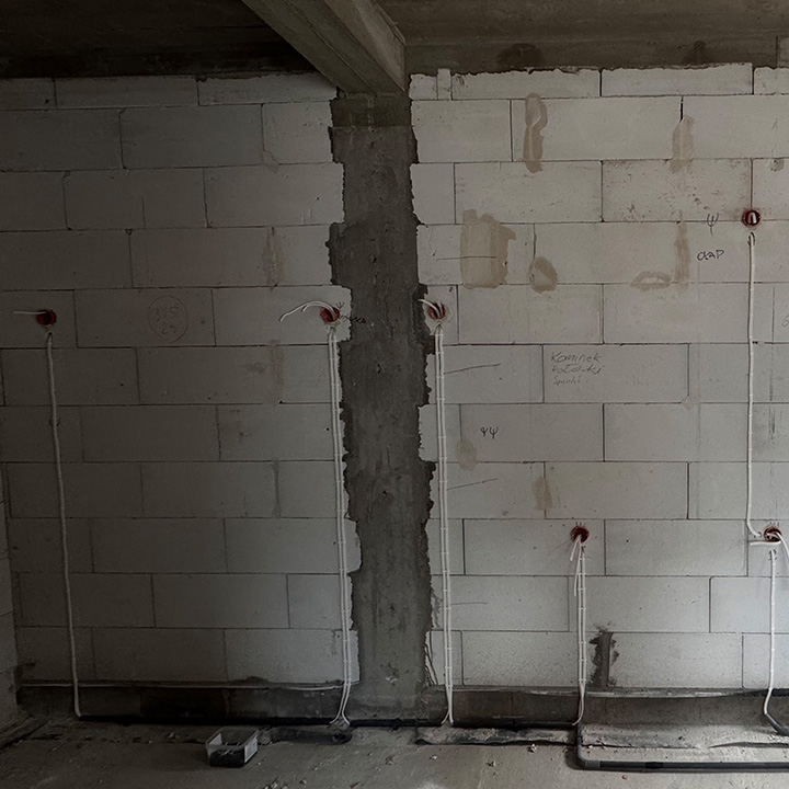 układanie kabli na ścianie