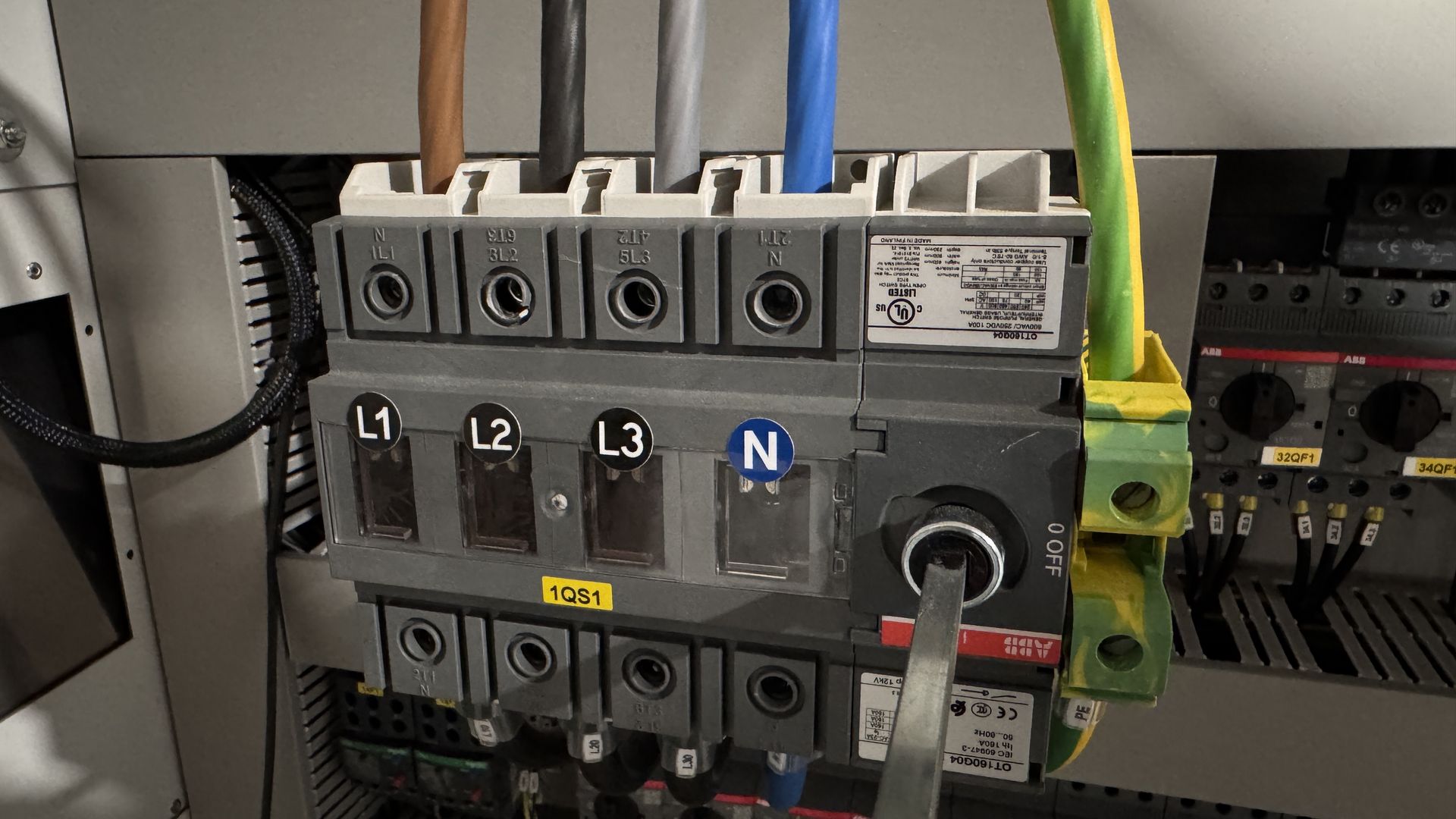 wyłącznik główny zasilania